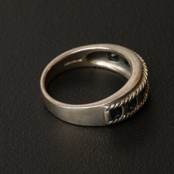 Sterling Silver 925 ring with Amethyst colored stones - Picture 2 of 4